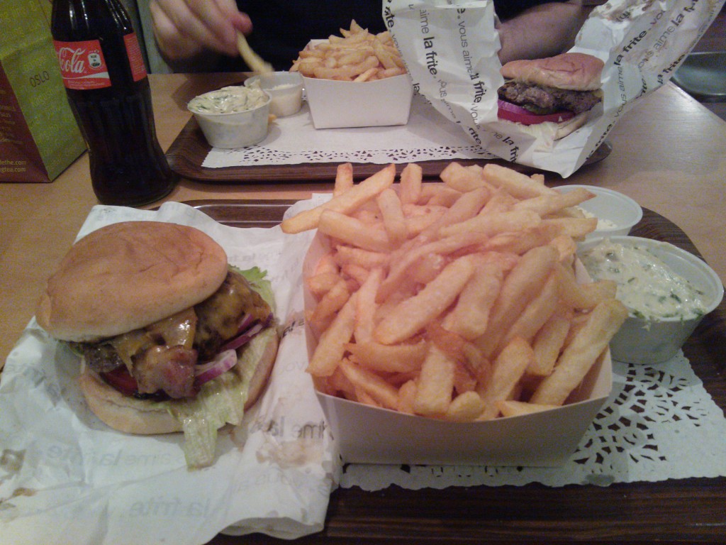 La Frite - Burger accompagné de ses frites et sauce